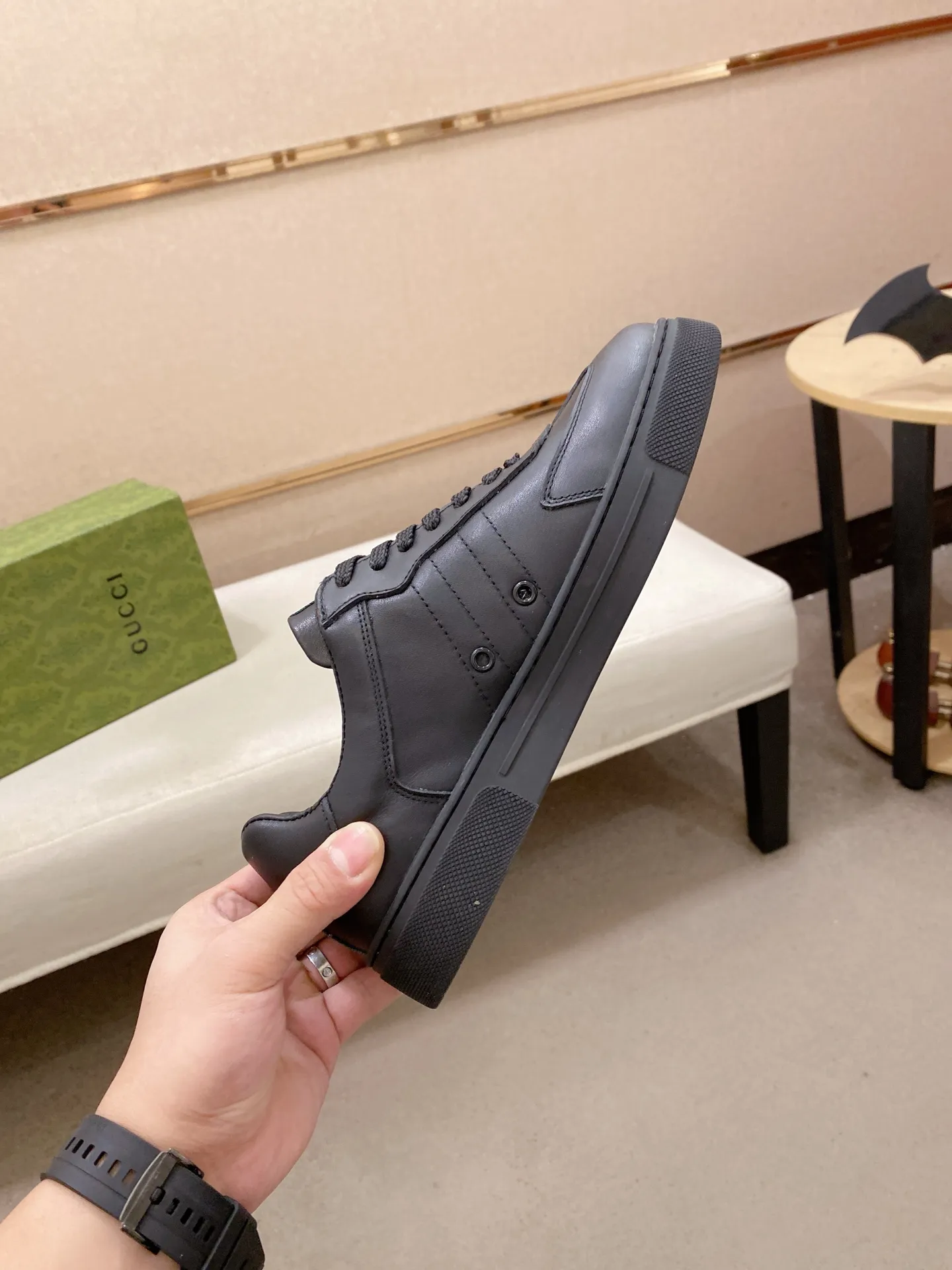 Factory price: 460💰 (GUCCI) The latest model from the official website 🎁🎁Casual and fashionable men's shoes👟, hot style 💥The version is simple and elegant, exclusive for trendy men. Unique official website latest brand elements 👑Gucci original decoration, fashionable and generous, the fabric is original cowhide ✅sheepskin lining, the official website specifies wear-resistant casual outsole, the classic model is taken in kind at the counter🎬38-44 (45 is not returned or exchanged)